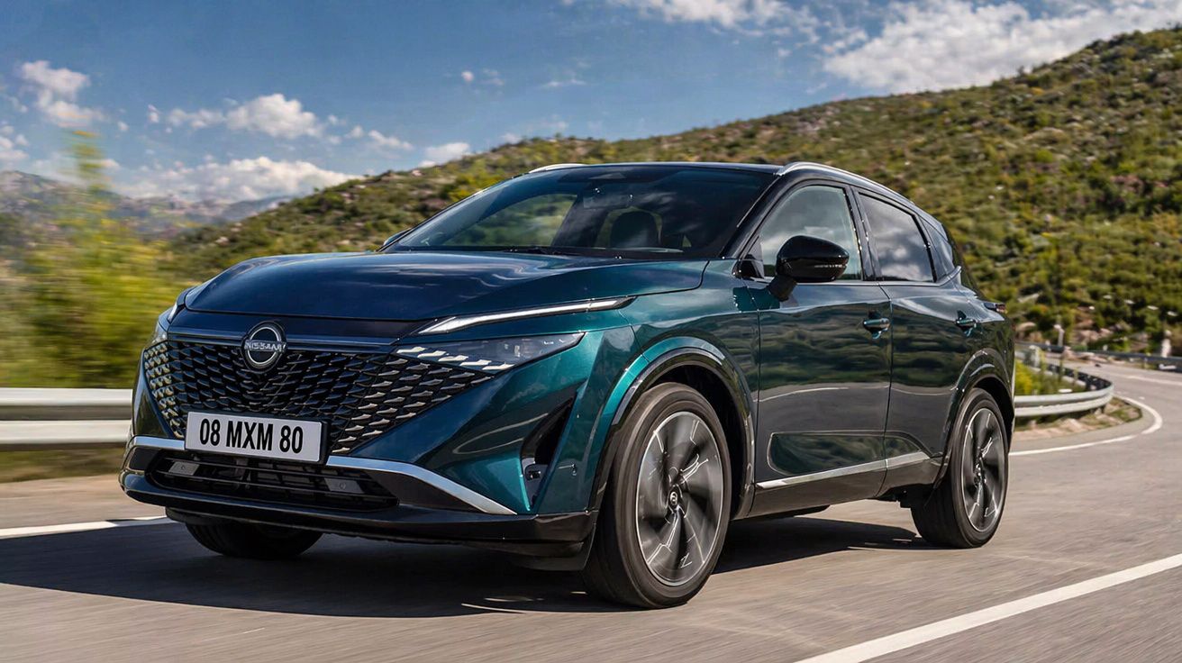 Carro SUV elétrico Nissan Qashqai verde escuro a circular numa estrada com montanhas ao fundo.