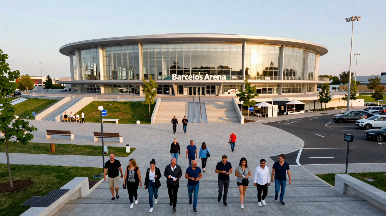 Entrada da moderna Barcelos Arena com pessoas a caminhar em direção à câmara numa praça espaçosa.